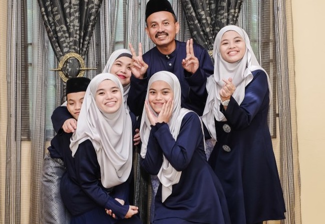 Happy,Muslim,Family,In,Traditional,Malay,Clothing,During,Eid,Al-fitr